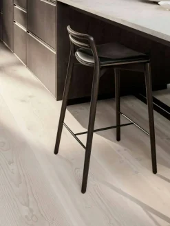 484 Cabin Counter Stol, Mörk Ek / Svart Läder