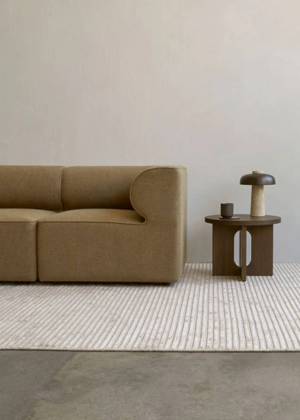 Androgyne Sidobord Ø50 cm, Mörkbetsad Ek / Mörkbetsad Ek