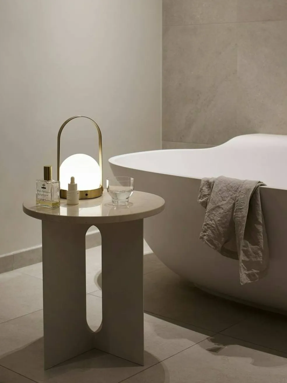 Androgyne Sidobord, Ivory / Vit Marmor