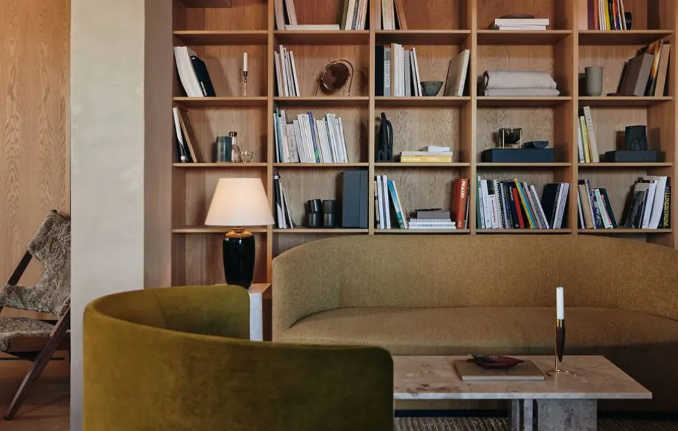 Androgyne Soffbord, Kunis Breccia