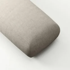 Atelier Fotpall 113 cm Micro Chenille, Sandshell Beige