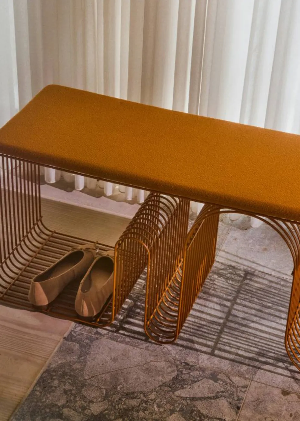 Curva Bänk, Amber