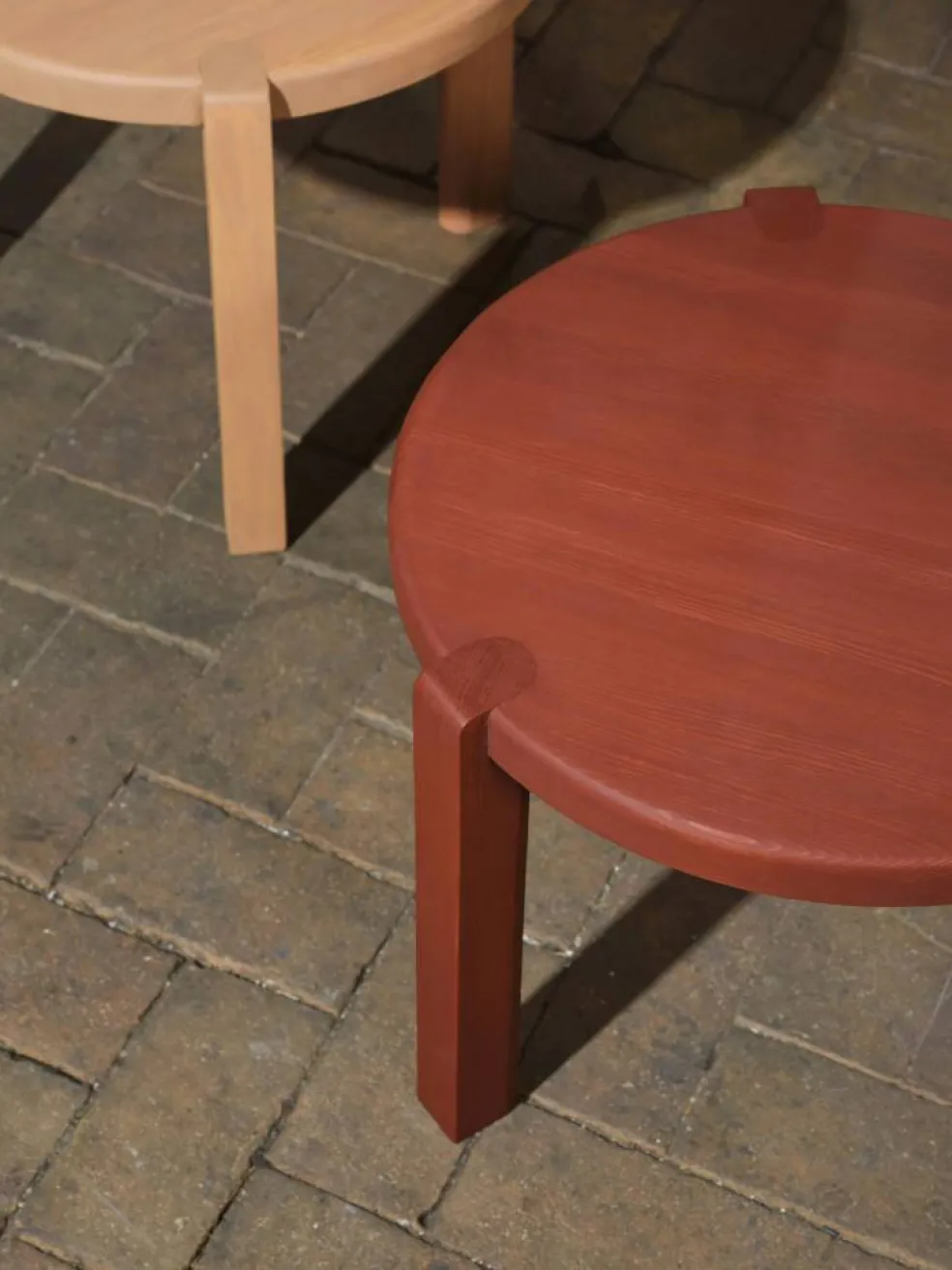 D108 Ragnesminde Soffbord, Carmine Red