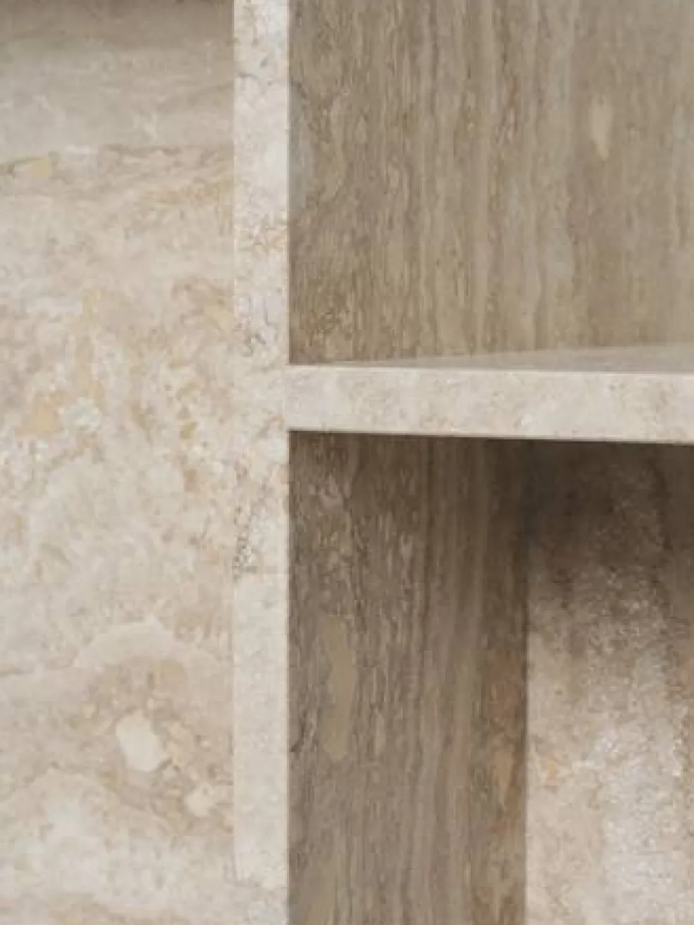 Distinct Sidobord, Travertine Sand