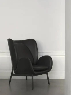 Embrace Fåtölj, Ben Svartbetsad Ek / Skinn Elmosoft Svart