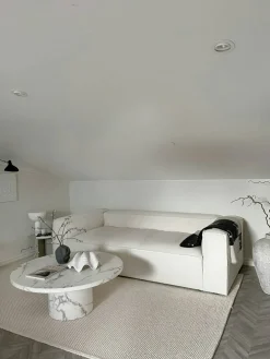 Grand 2-Sitssoffa Bouclétyg, Steam White