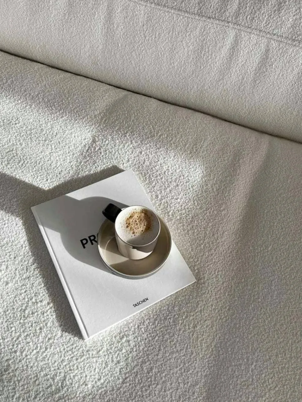 Grand 2-Sitssoffa Bouclétyg, Steam White