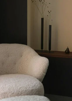 Ingeborg Loungefåtölj, Fårskinn Moonlight / Naturlig Ek
