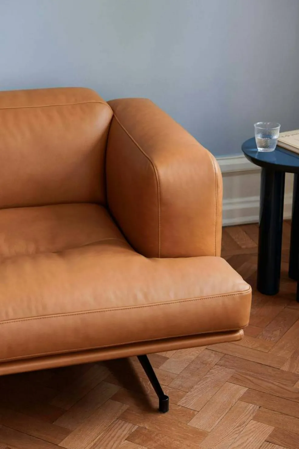 Inland AV22 2-sitssoffa, Läder Noble Cognac / Warm Black