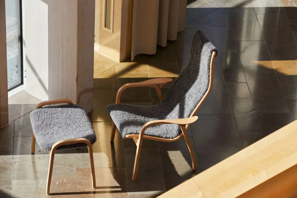 Lamino Fåtölj Med Fotpall Fårskinn, Scandinavian Grey / Lackad Bok
