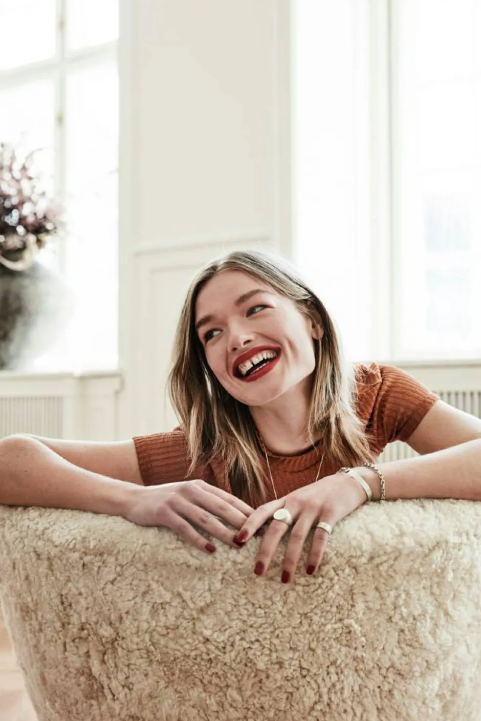 Lilla Petra VB1 Loungestol, Fårskinn Moonlight / Oljad Ek