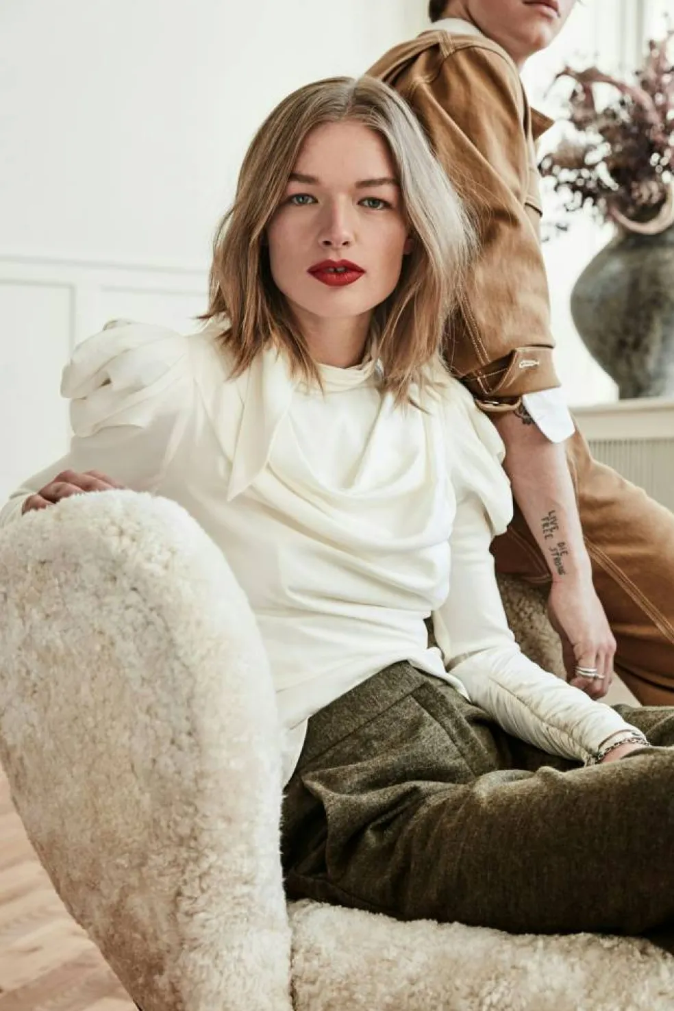 Lilla Petra VB1 Loungestol, Fårskinn Moonlight / Oljad Ek