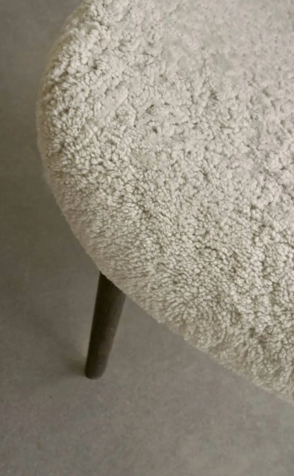 Lodge Fåtölj Låg Rygg, Mörk Ek / Curly 09 Off-White