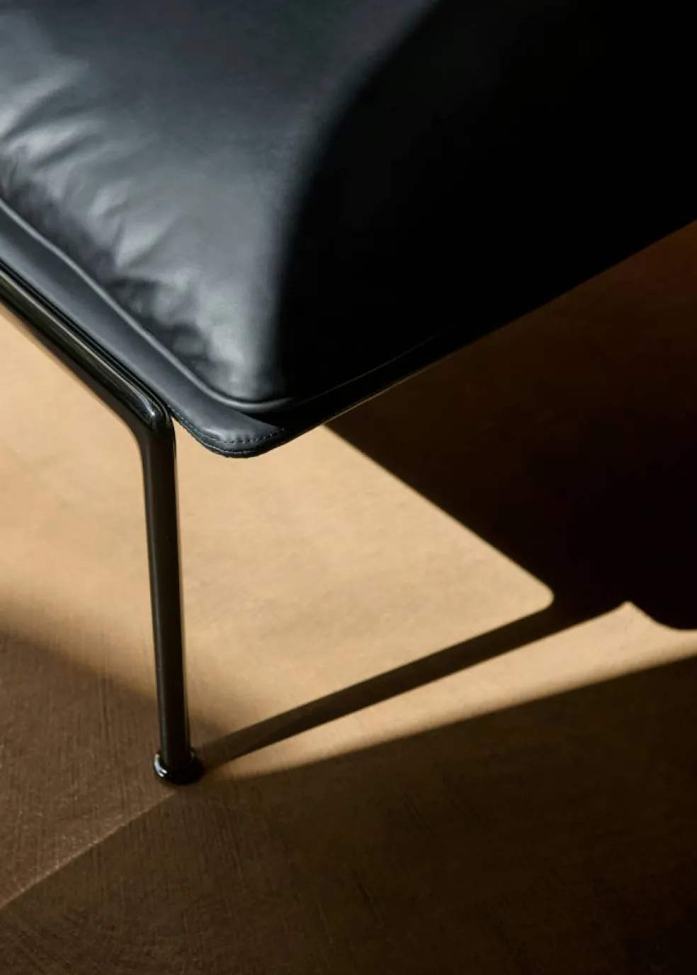 Muno LN20 Fotpall, Warm Black / Svart Läder