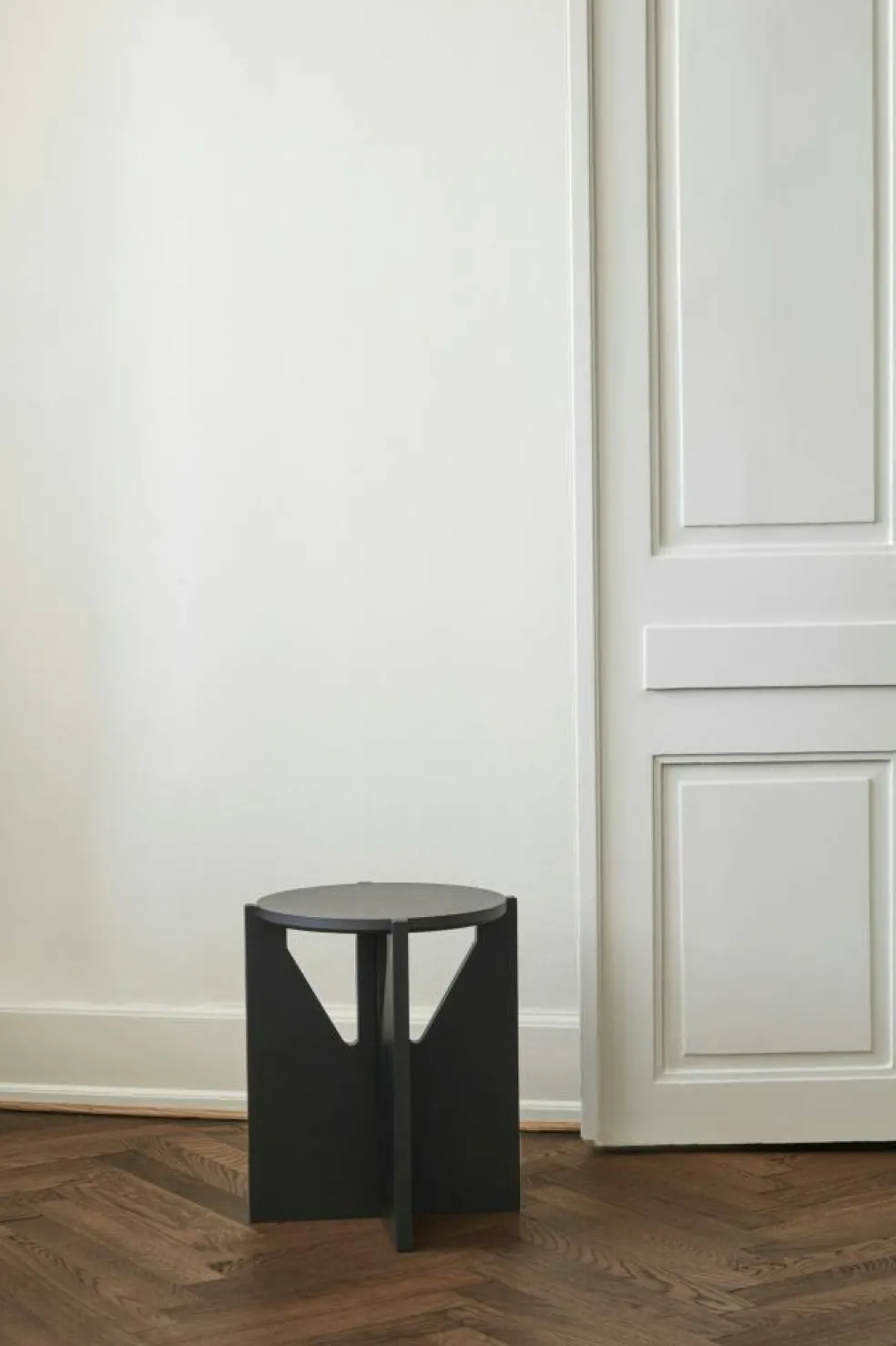 Simple Pall, Svartlackerad Ek