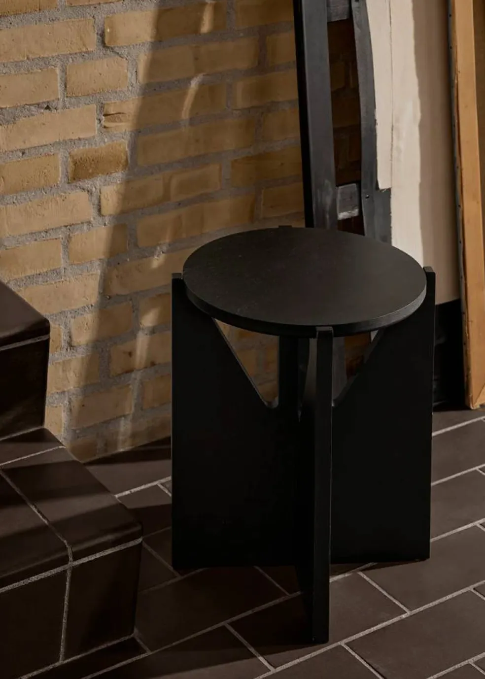Simple Pall, Svartlackerad Ek